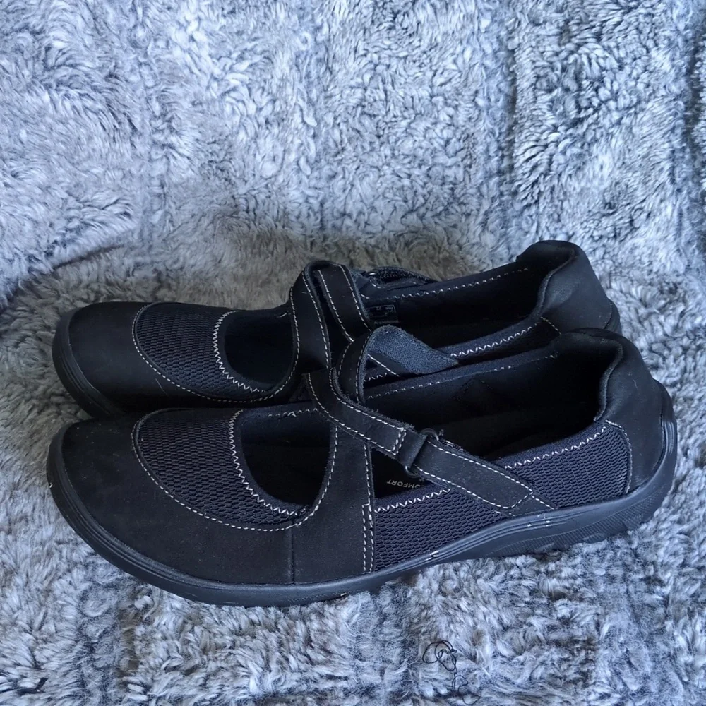 Clarks Black Flats with Rounded Toe and Comfortable Slip-On Design​ - Picture 3 of 7